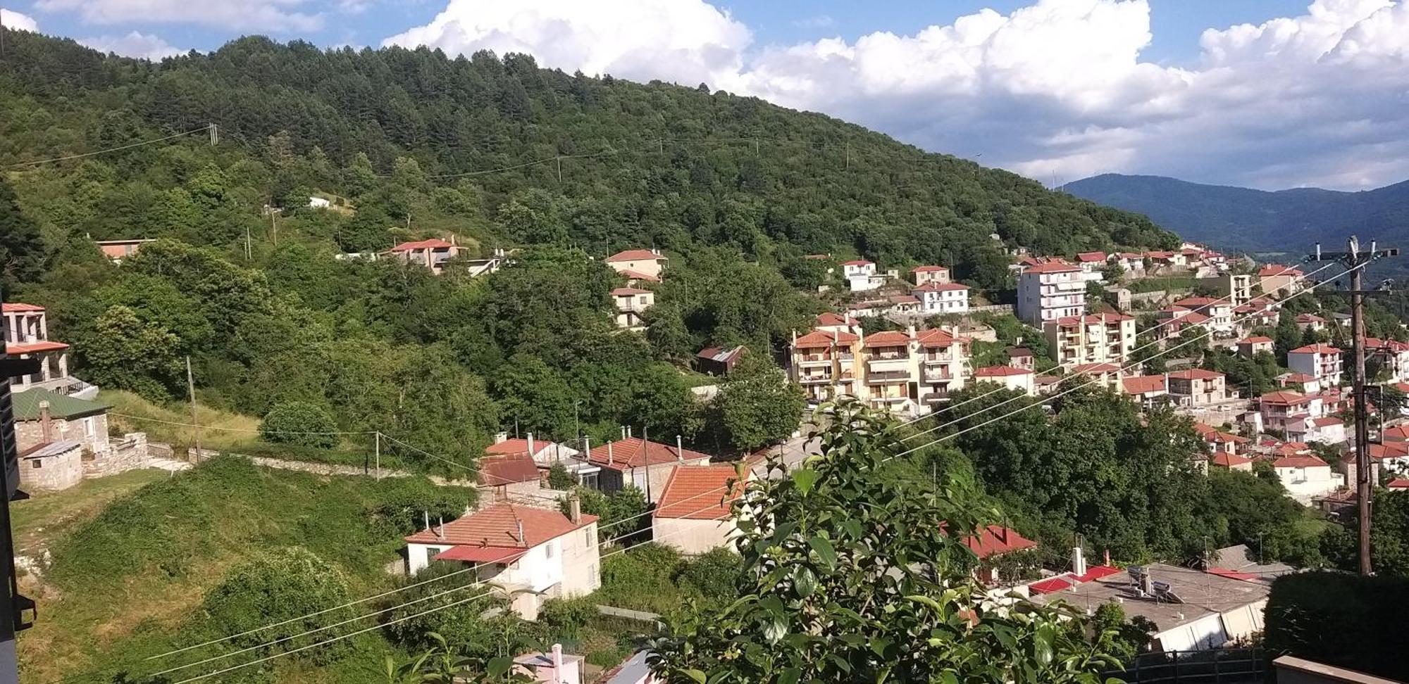 Το Σπίτι Της Ευτυχίας Στούντιο Lejlighed Karpenísion Eksteriør billede